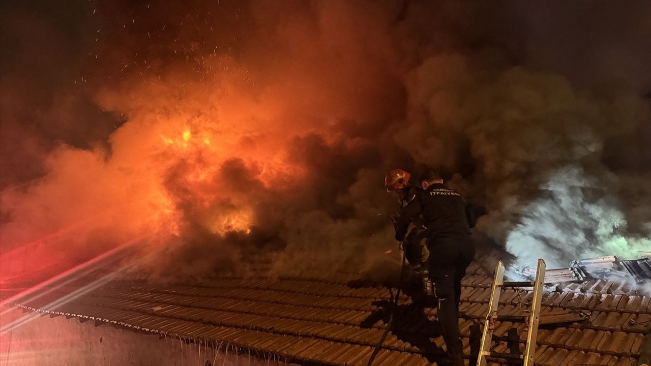 Bursa Osmangazi'de yedek parça dükkanında çıkan yangın kontrol altına alındı