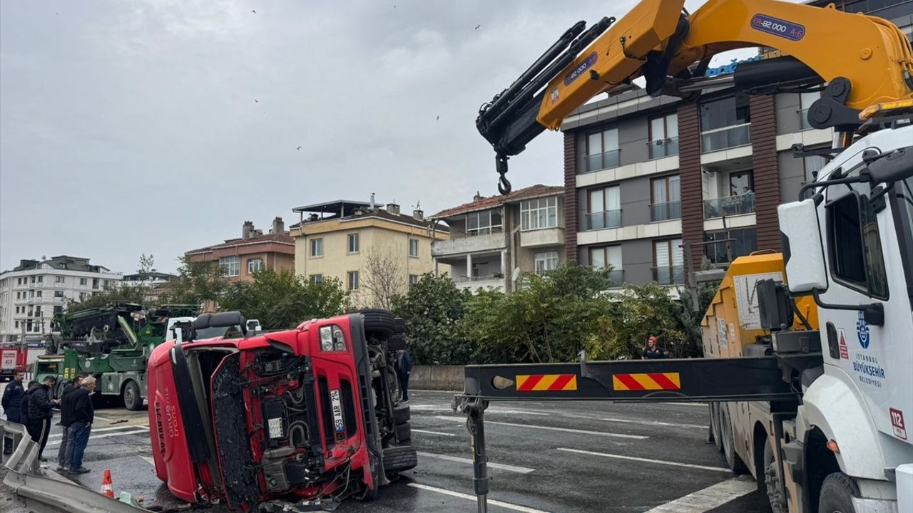 Büyükçekmece'de devrilen tır nedeniyle kapanan D-100 Edirne istikameti trafiğe açıldı