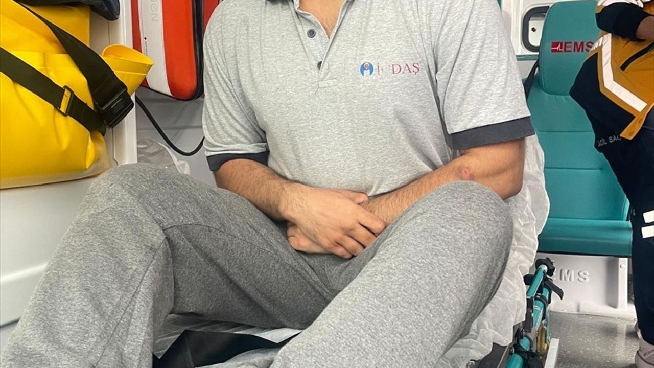 Çanakkale Boğazı'nda balıkçıların müdahalesiyle denizde çırpınan Azerbaycan uyruklu kişi kurtarıldı