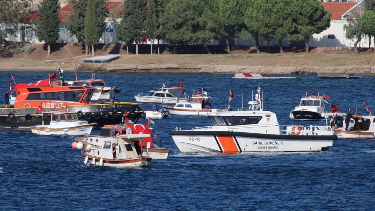 Çanakkale'de Denizciler, Filistin ve Küresel Sumud Filosu'na Destek İçin Boğaza Açıldı