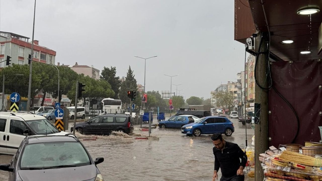 Çanakkale'de lodos sonrası gök gürültülü sağanak etkili oldu