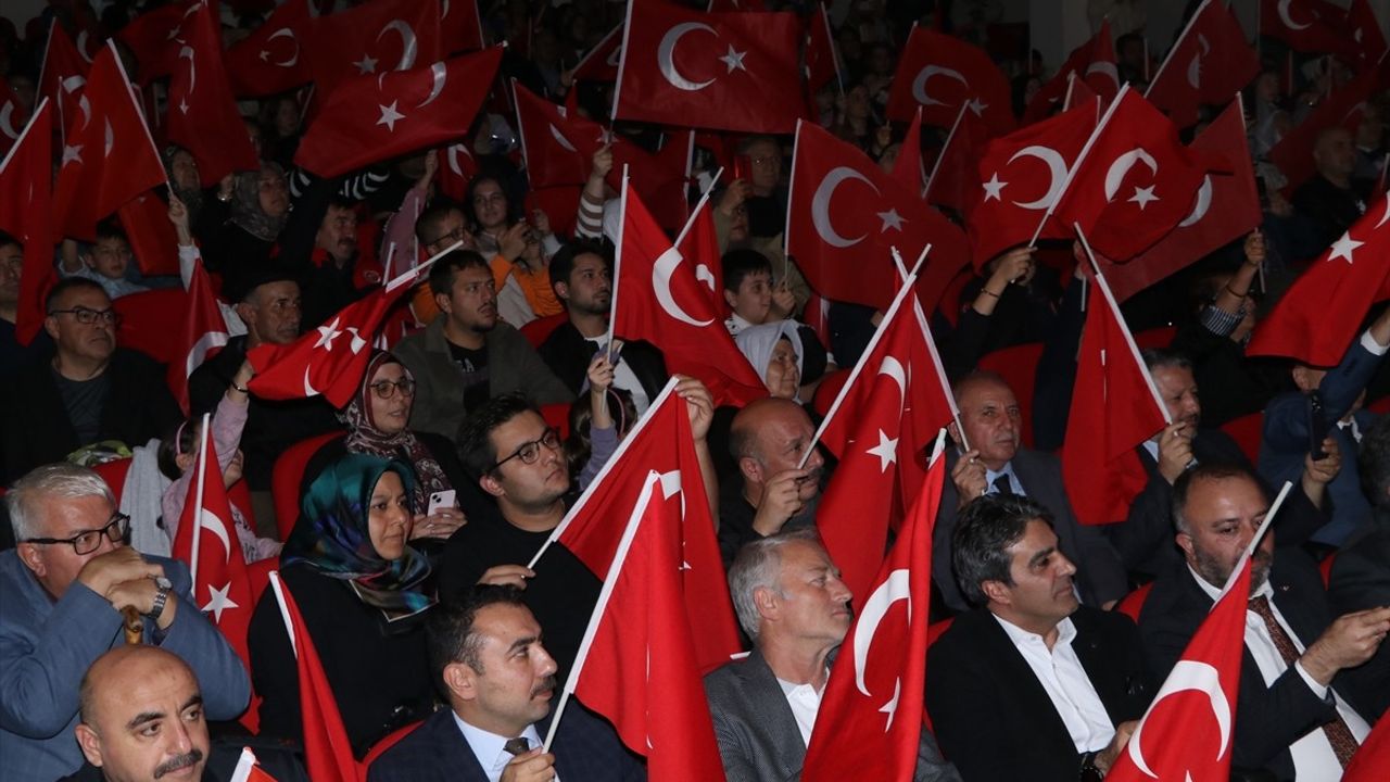 Çankırı'da 'Kim Var?' Sanat Etkinliği: Yücel Arzen Hacıoğulları ile Lise Öğrencileri Sahne Aldı