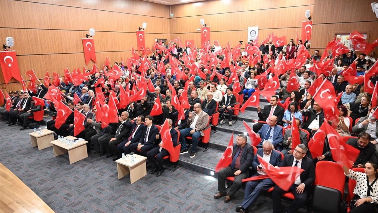 Çankırı Karatekin Üniversitesi'nde Cumhuriyetin 102. yılı 102 metrelik Türk bayrağıyla kutlandı