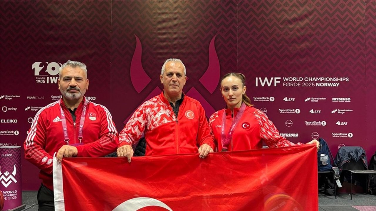 Cansel Özkan, Dünya Halter Şampiyonası'nda koparmada bronz madalya kazandı