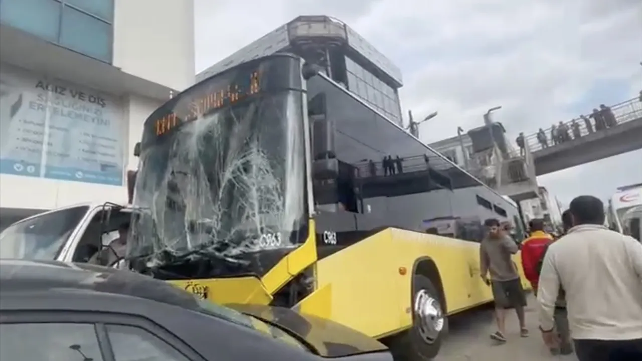 Çekmeköy'de 131T hattında zincirleme kaza: 4 kişi yaralandı