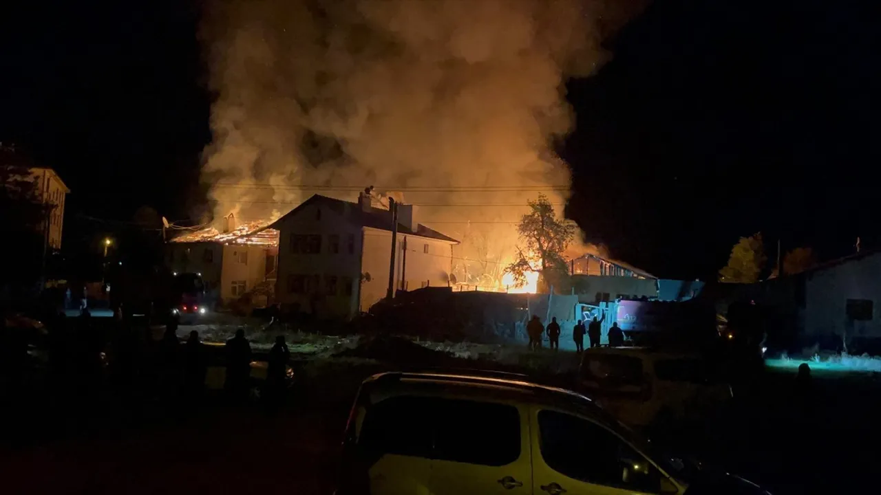 Çerkeş'te çıkan yangında 3 ev ile 4 samanlık kullanılamaz hale geldi