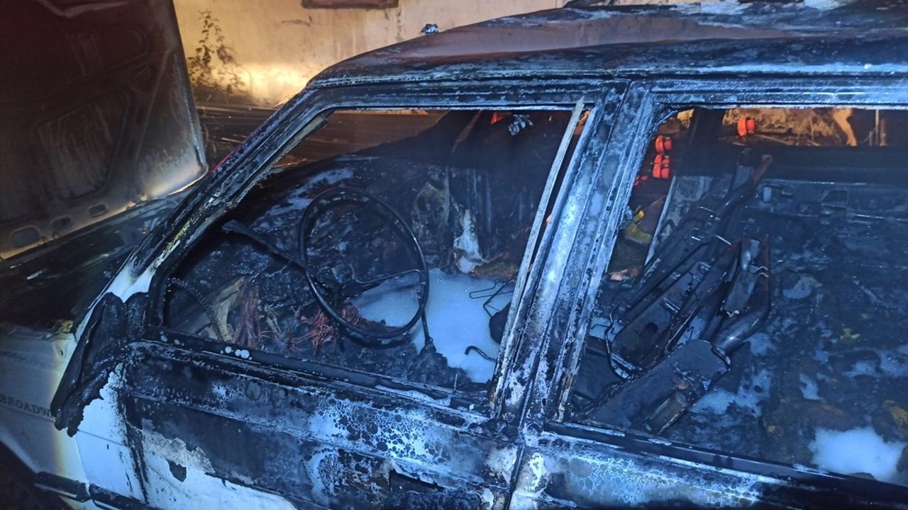 Çerkeş'te park halindeki otomobil yandı; sahibine ait ikinci araç 10 gün önce de hasar görmüştü