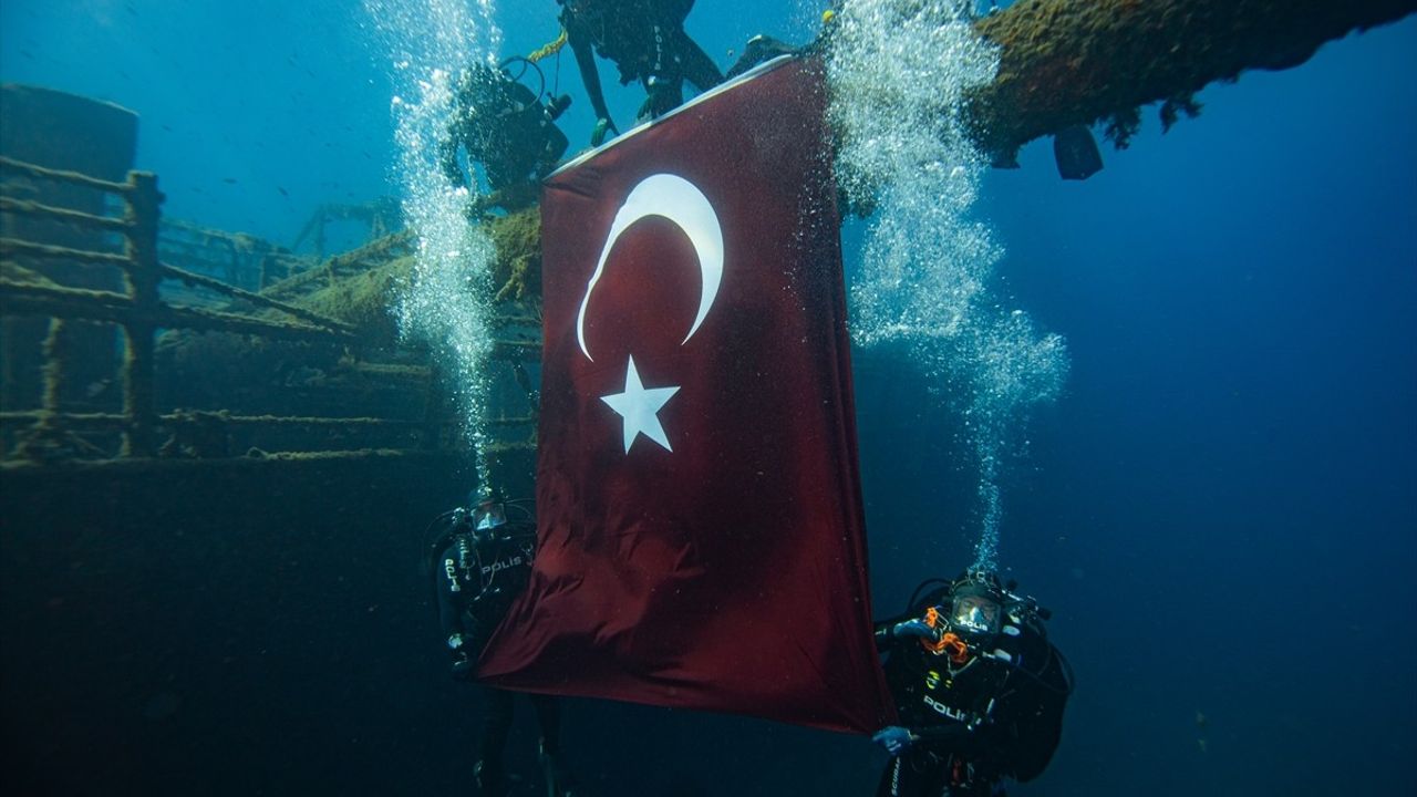 Çeşme'de dalgıç polisler 29 Ekim'i su altında Türk bayrağıyla kutladı