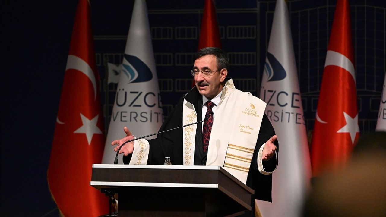 Cevdet Yılmaz'a Düzce Üniversitesi tarafından fahri profesörlük verildi