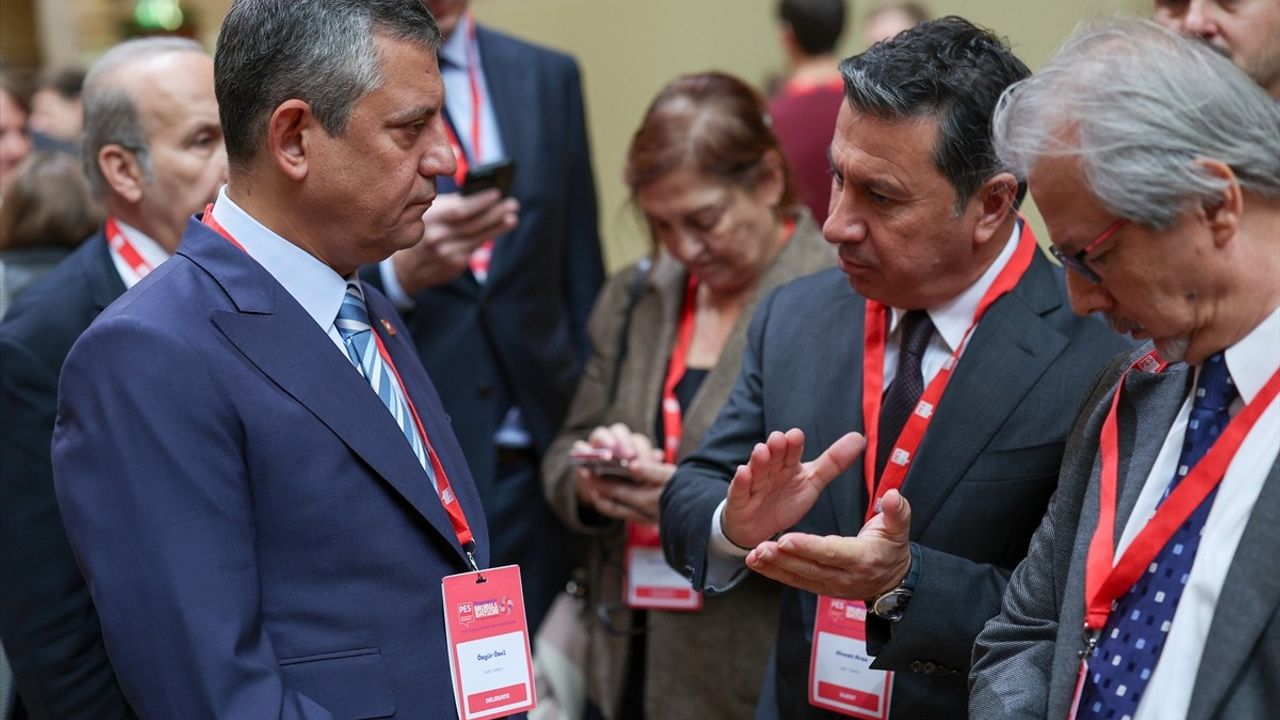 CHP Genel Başkanı Özgür Özel Amsterdam'da PES Kongresi'ne Katıldı