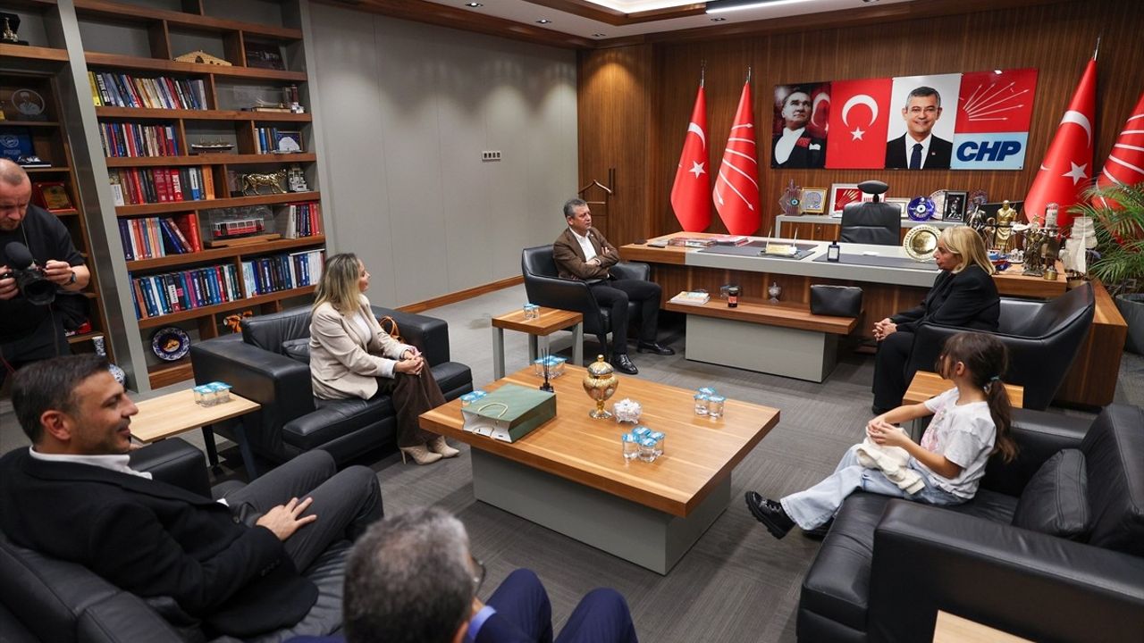 CHP Genel Başkanı Özgür Özel, Denktaş Ailesiyle Genel Başkanlık İstanbul Ofisinde Bir Araya Geldi