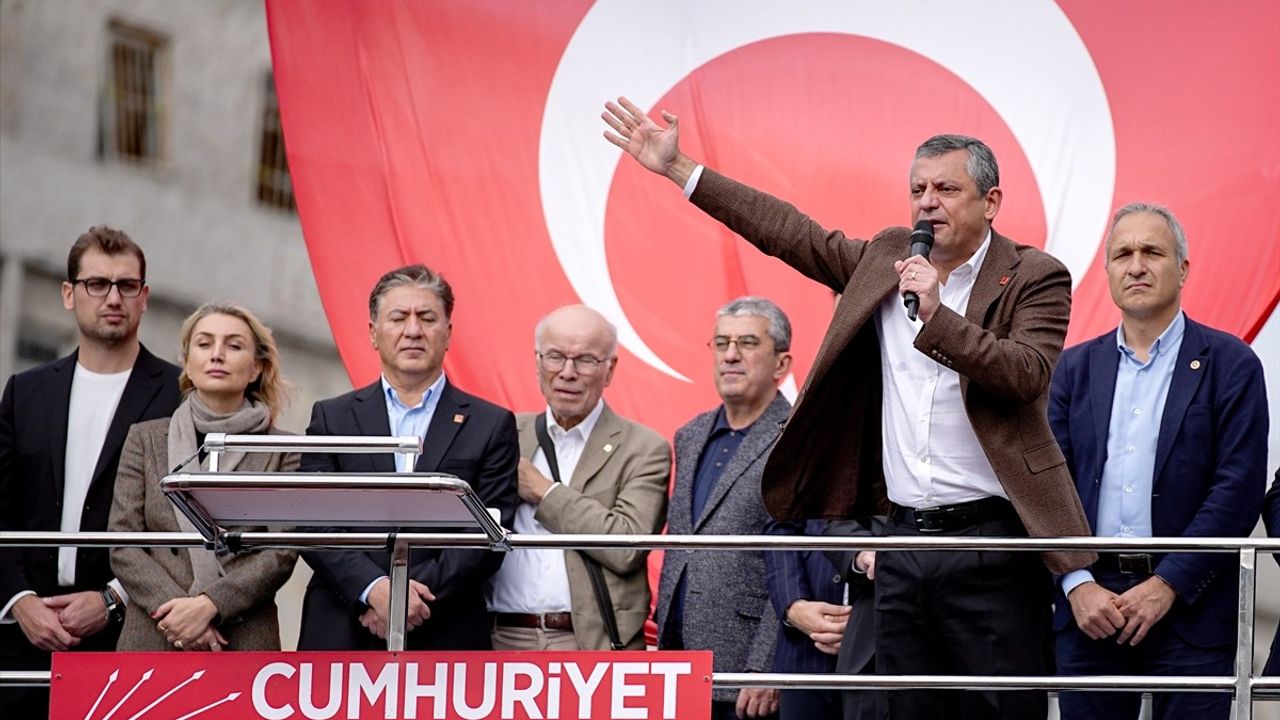 CHP Genel Başkanı Özgür Özel, İmamoğlu'na destek için Çağlayan Adliyesi önünde konuştu