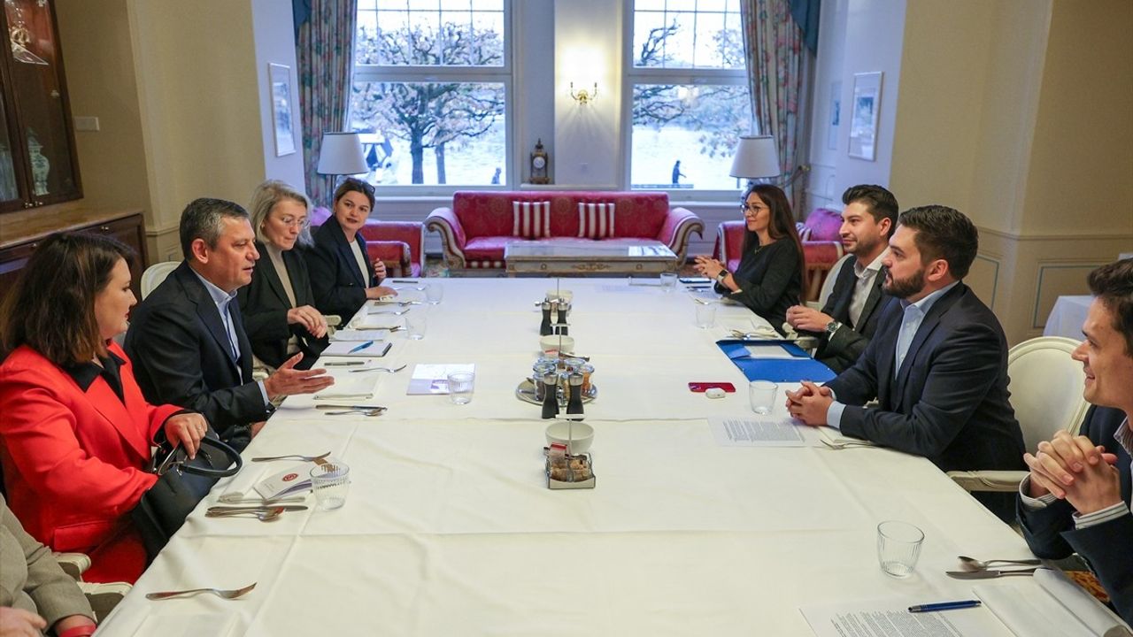 CHP Genel Başkanı Özgür Özel, İsviçre'de Cedric Wermuth ve Sibel Arslan ile Görüştü