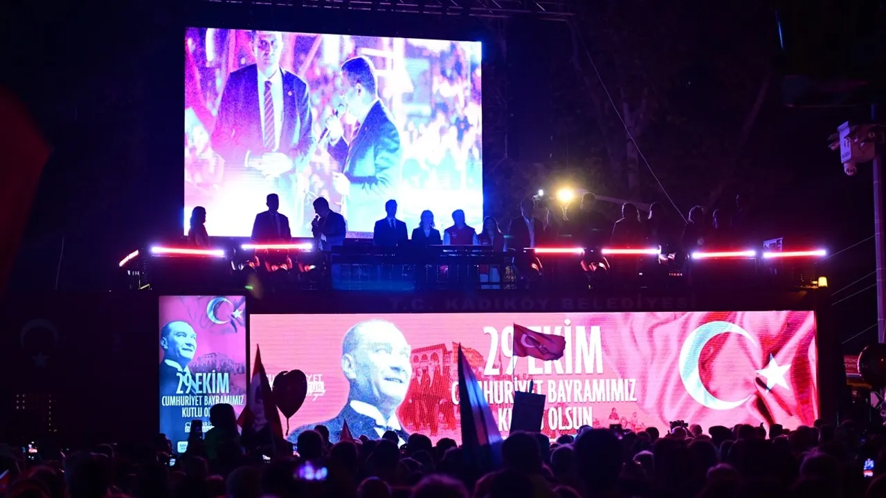 CHP Genel Başkanı Özgür Özel Kadıköy'de 29 Ekim Cumhuriyet Yürüyüşü'ne Katıldı