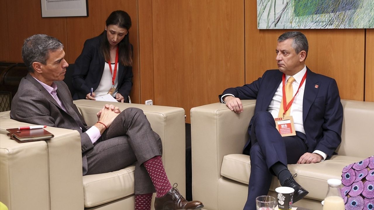 CHP Genel Başkanı Özgür Özel Madrid'de Pedro Sanchez ile Görüştü