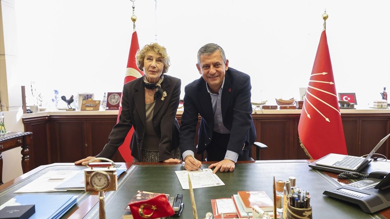 CHP Genel Başkanı Özgür Özel, Yazar Ayşe Kulin'i Üyeliği İçin Kabul Etti