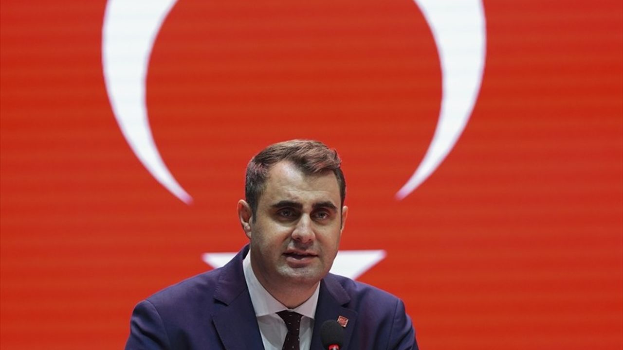 CHP İzmir İl Kongresi'nde oy verme işlemleri: Çağatay Güç kürsüde fenalaştı