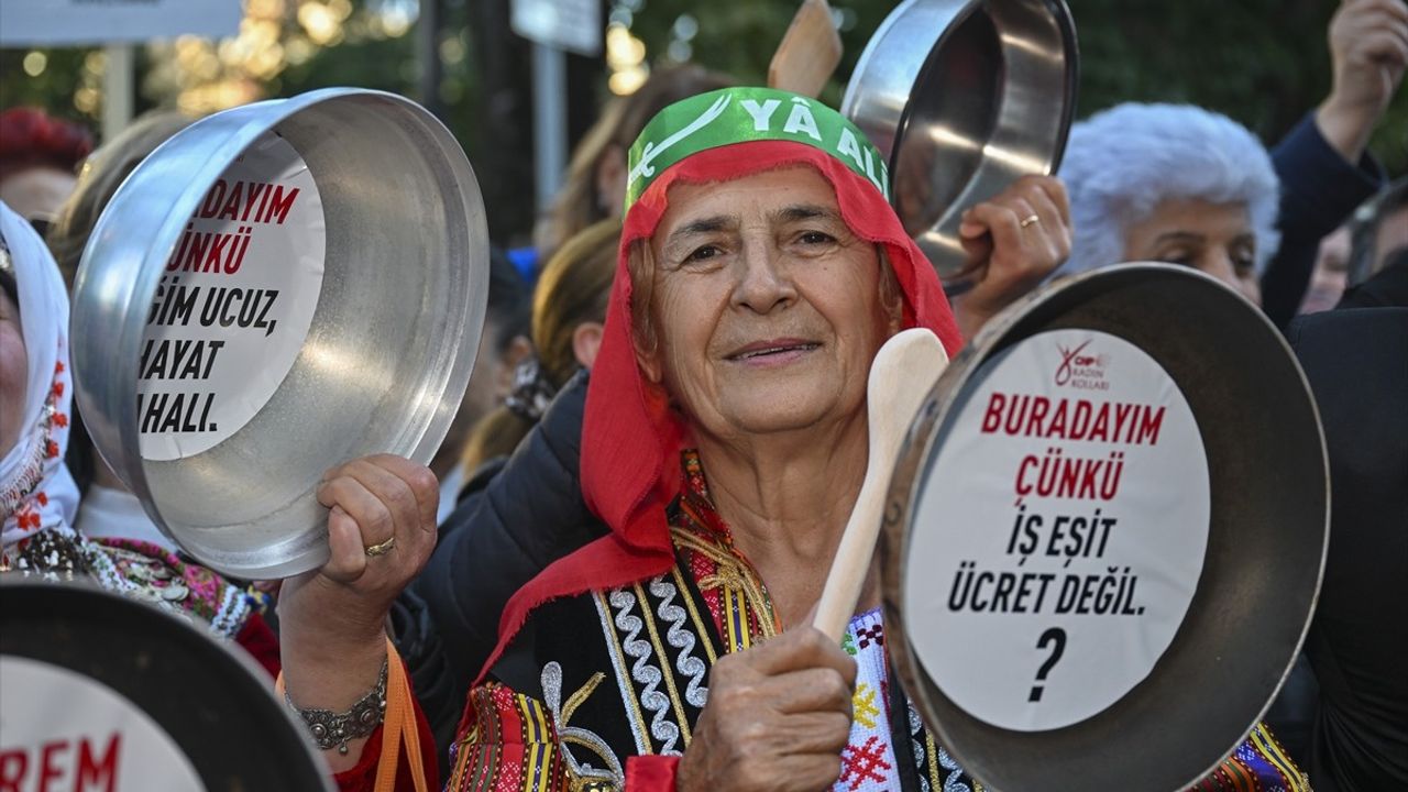 CHP Kadın Kolları, 17 Ekim Dünya Yoksullukla Mücadele Günü'nde Ankara'da yürüyüş düzenledi
