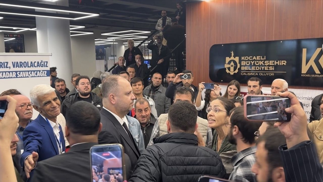 CHP Kocaeli İl Kongresi'nde gazeteciyle partili arasında arbede