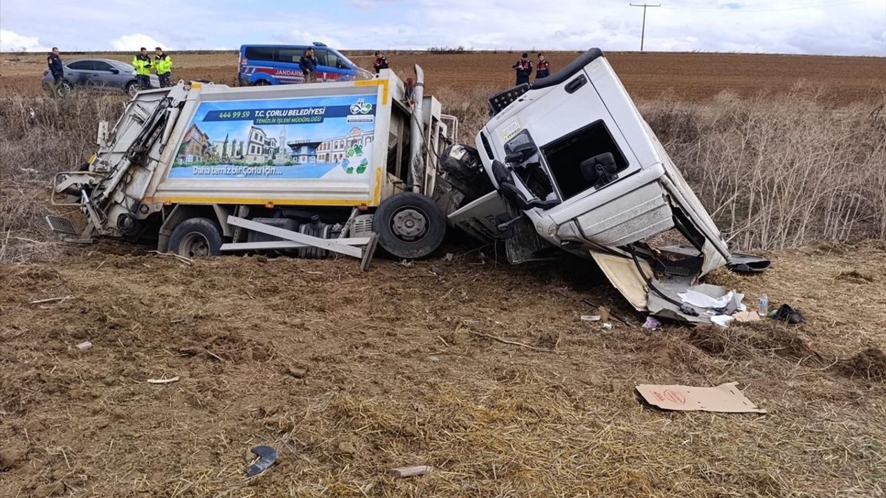 Çorlu'da çöp toplama kamyonu devrildi: 3 işçi yaralandı