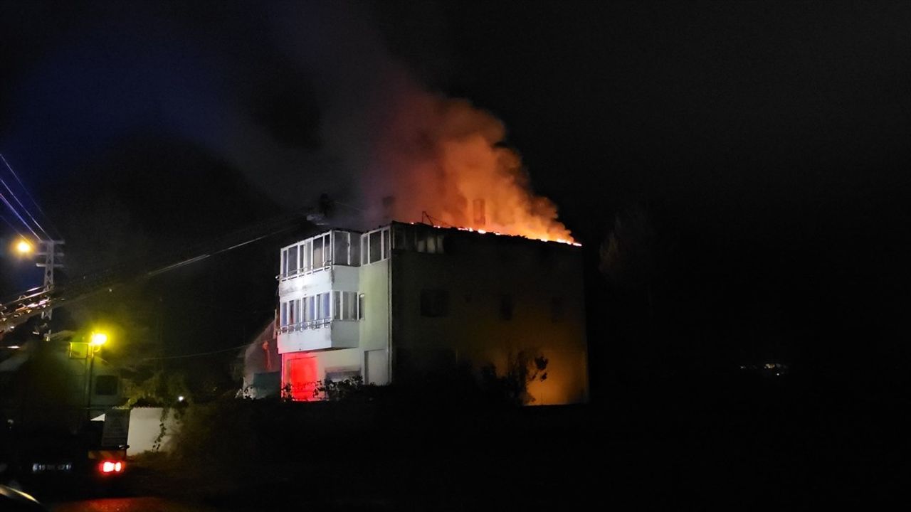Çorum Celilkırı'da yıldırım isabet eden evde çıkan yangın söndürüldü