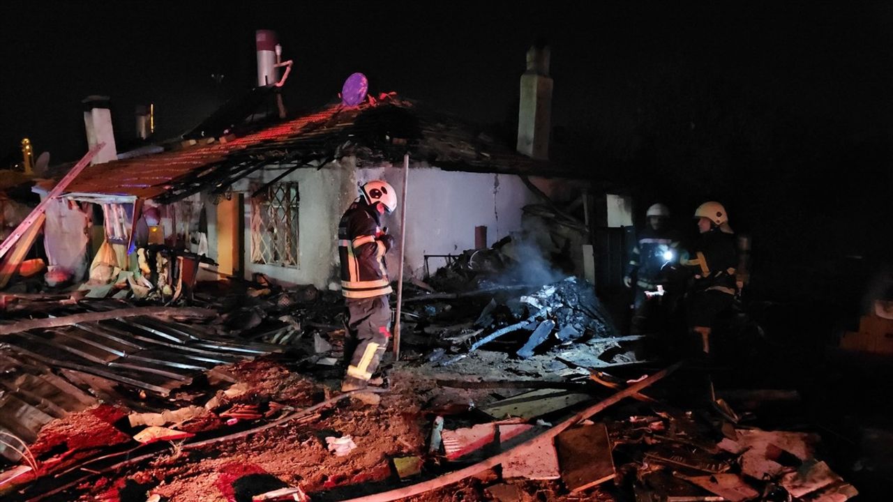 Çorum'da ev yangını: Aynı aileden 7 kişi dumandan etkilendi