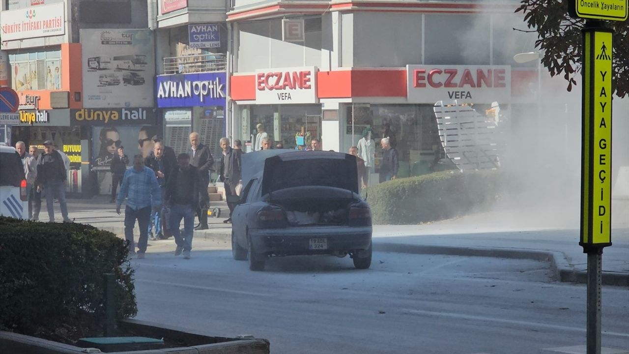 Çorum’da Gazi Caddesi’nde Seyir Halindeki Otomobil Alev Aldı; Çevredekiler Söndürdü