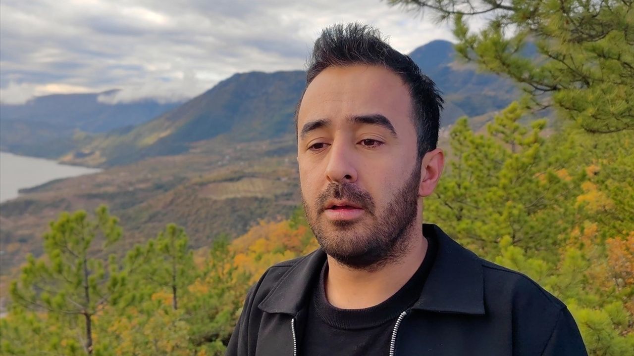 Çorum'da genç, Cumhuriyet Bayramı'nda 1100 rakımlı Çağıltepe'ye Türk bayrağı dikti