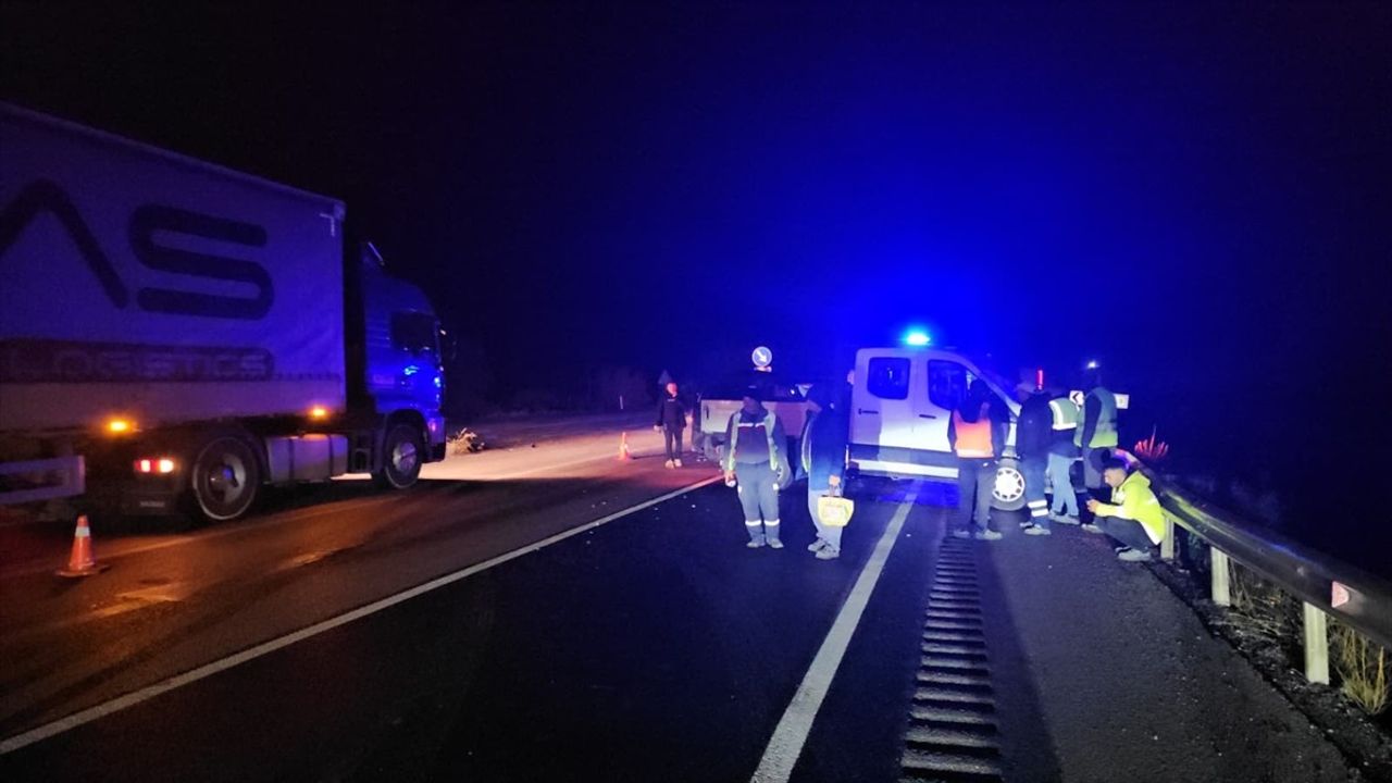 Çorum'da kamyonet ile minibüs çarpıştı: Anahtar Parti Genel Başkan Yardımcısı Hayati Çetin de yaralandı