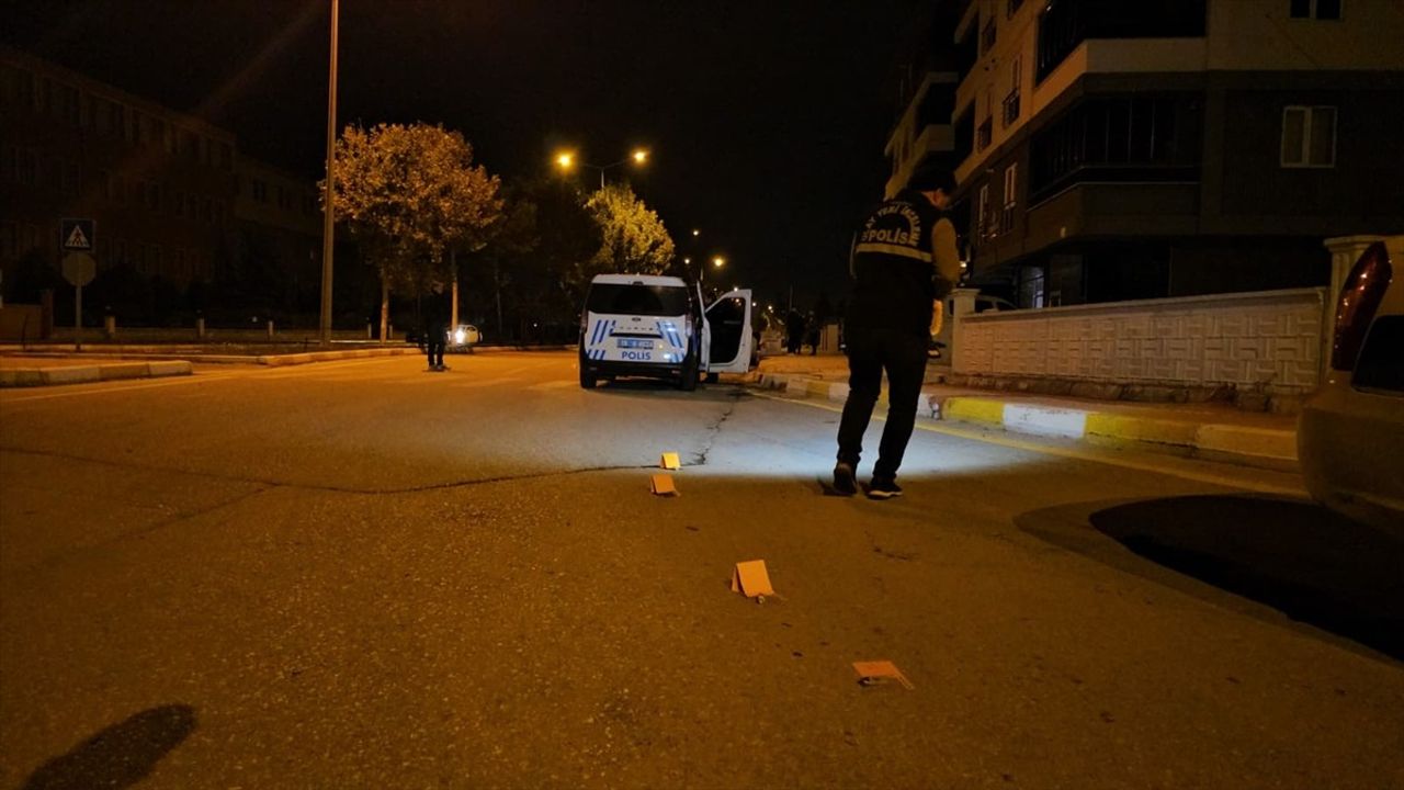 Çorum'da motosiklet aksesuarı dükkanında çıkan bıçaklı ve silahlı kavgada 3 kişi yaralandı