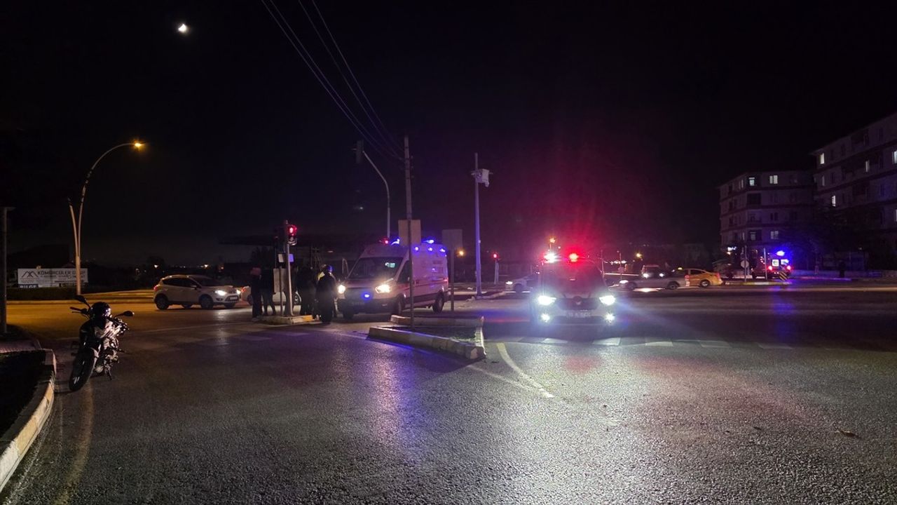 Çorum'da motosiklet devrildi: 2 kişi hastaneye kaldırıldı