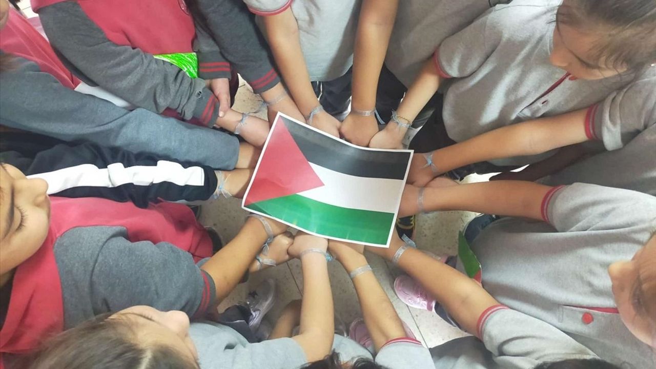 Çorum'da öğrenciler Filistin farkındalık etkinliğinde gemi maketleri ve bayrak düzenledi