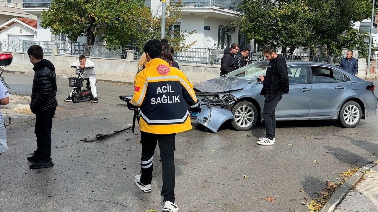 Çorum'da otomobil ile kamyonet çarpıştı: 5 kişi yaralandı