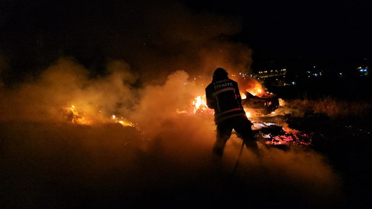 Çorum'da seyir halindeki otomobilde yangın büyüdü, itfaiye müdahalesiyle söndürüldü