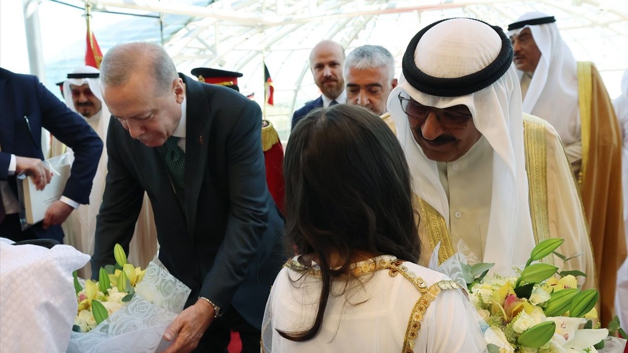 Cumhurbaşkanı Erdoğan resmi temaslar için Kuveyt'e geldi