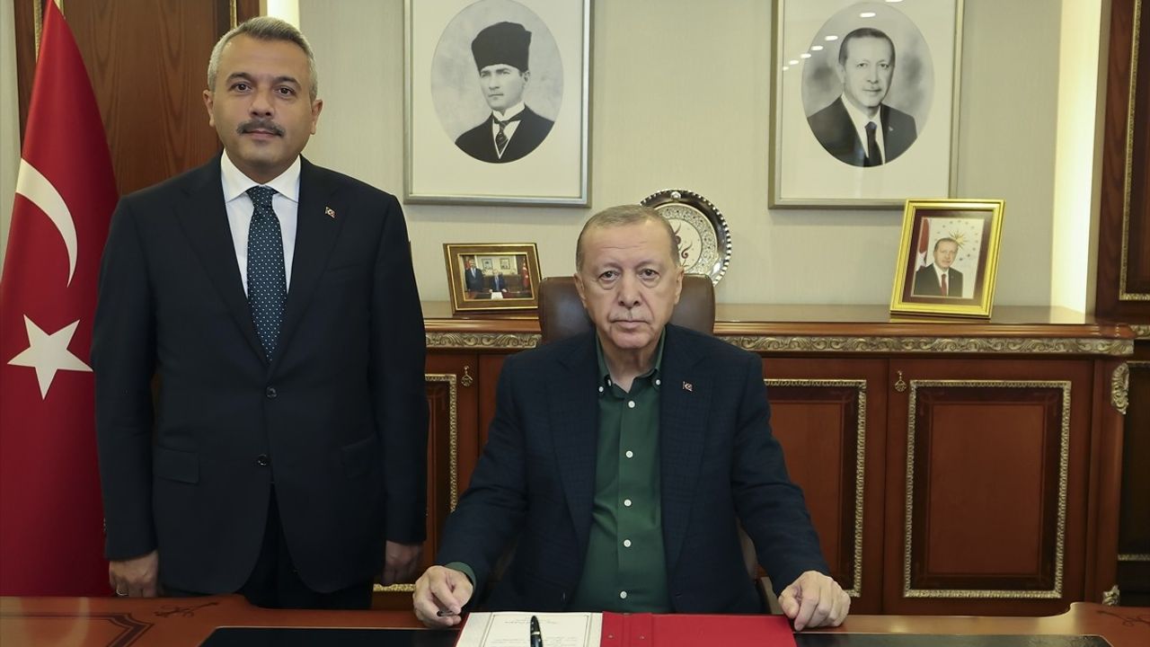 Cumhurbaşkanı Erdoğan Rize Valiliğini Ziyaret Etti, Yerel Projeler Hakkında Bilgi Aldı
