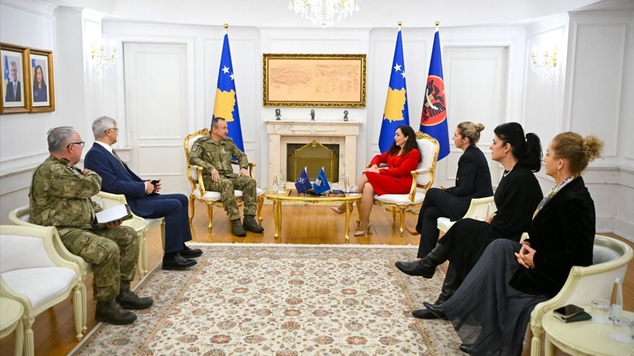 Cumhurbaşkanı Osmani, KFOR Komutanı Tümgeneral Özkan Ulutaş’ı Kabul Etti