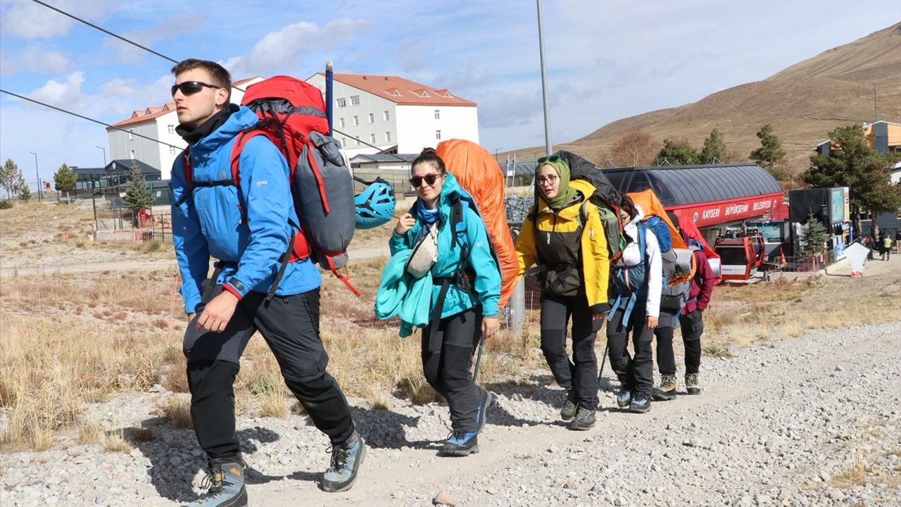 Cumhuriyetin 102. yılında Erciyes zirve tırmanışı — 120 dağcı Kayseri'de buluştu
