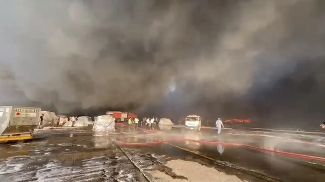 Dakka Hazrat Shahjalal Havalimanı'nda kargo bölümünde yangın: Tüm uçuşlar durduruldu