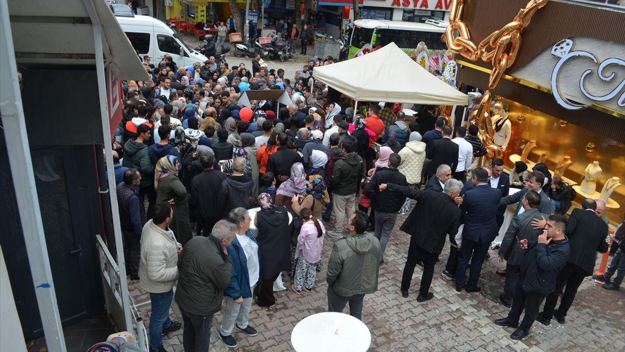 Darıca'da kuyumcu açılışında altın ve saat dağıtımı yoğunluk yarattı