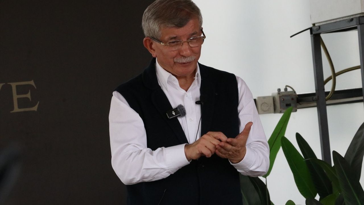 Davutoğlu Kayseri'de 'Küresel Vicdan' söyleşisinde Gazze'ye dikkat çekti