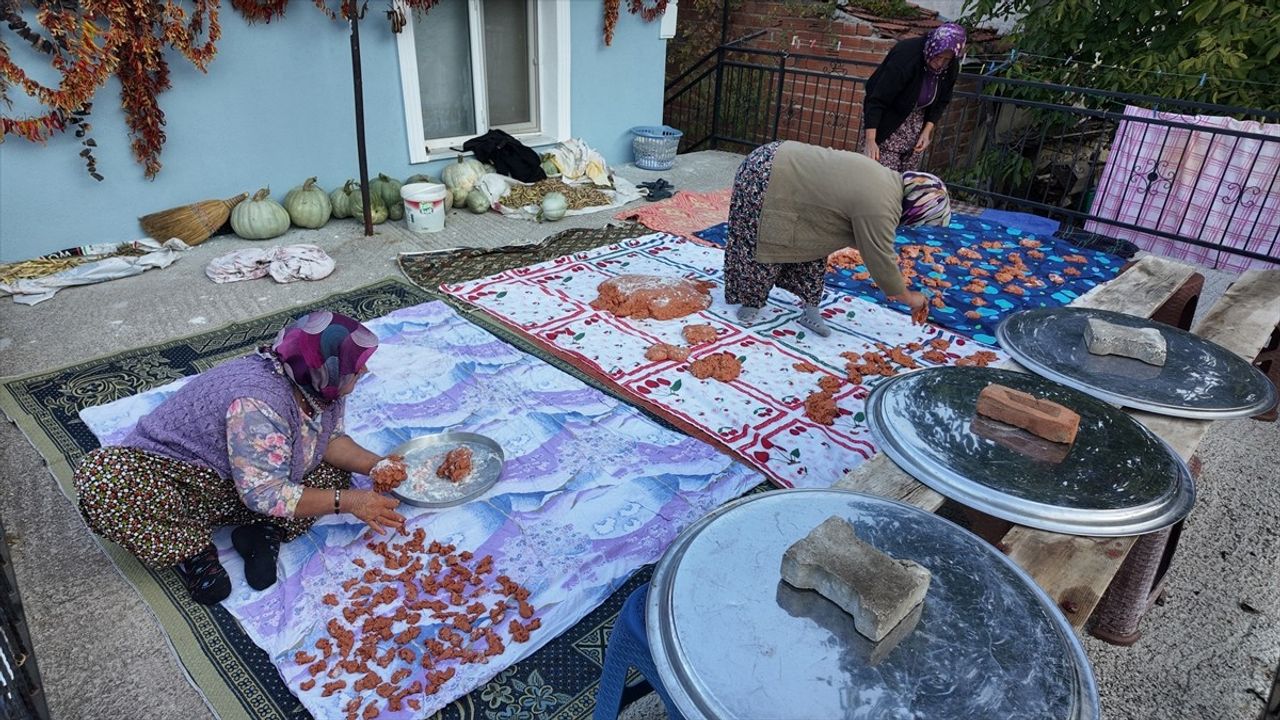 Demirci Akdere'de 16 malzemeli tarhana geleneği: İmeceyle kışlık hazırlık