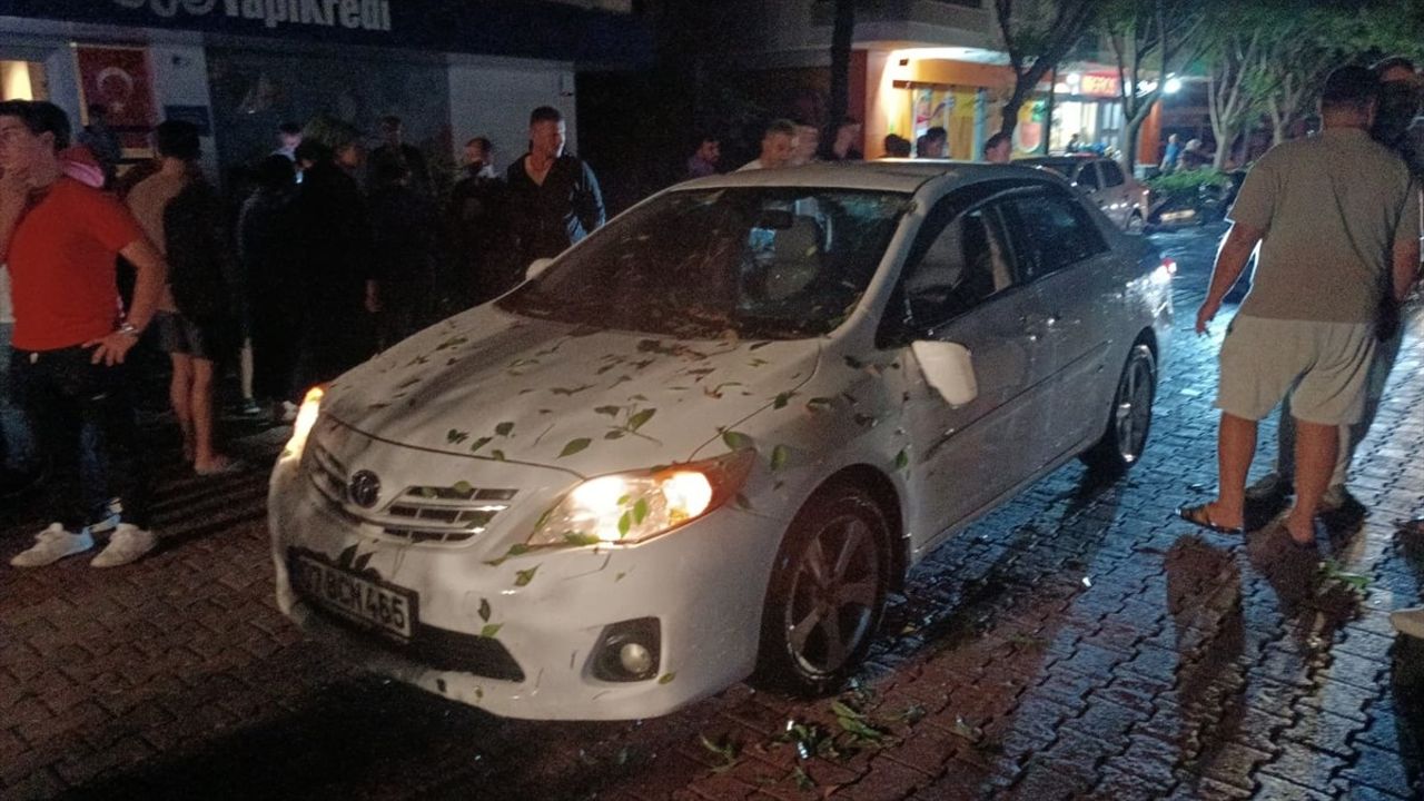 Demre’de sağanak ve hortum yaşamı etkiledi: Ağaç devrilmeleri ve çatı hasarları