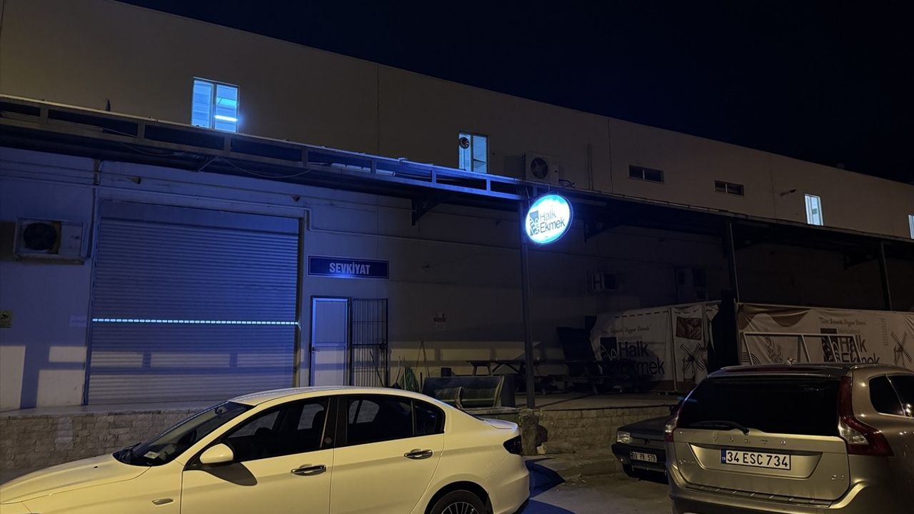 Denizli'de Merkezefendi Belediyesi Halk Ekmek Fabrikasında Fare İddiası Üzerine Gece Denetimi Yapıldı