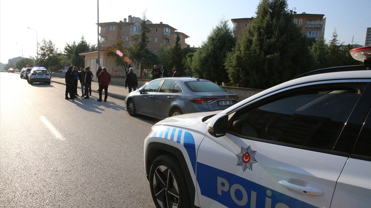 Denizli'de okul müdürü silahlı saldırıda yaralandı; olay cep telefonu kamerasına yansıdı