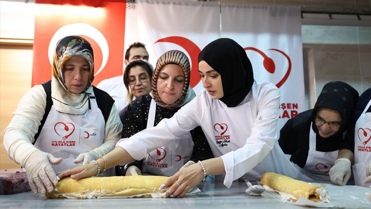 Depremzede kadınlar İstanbul'da 'İyilikle Pişen Hayatlar' atölyesinde ünlü şeflerden eğitim aldı