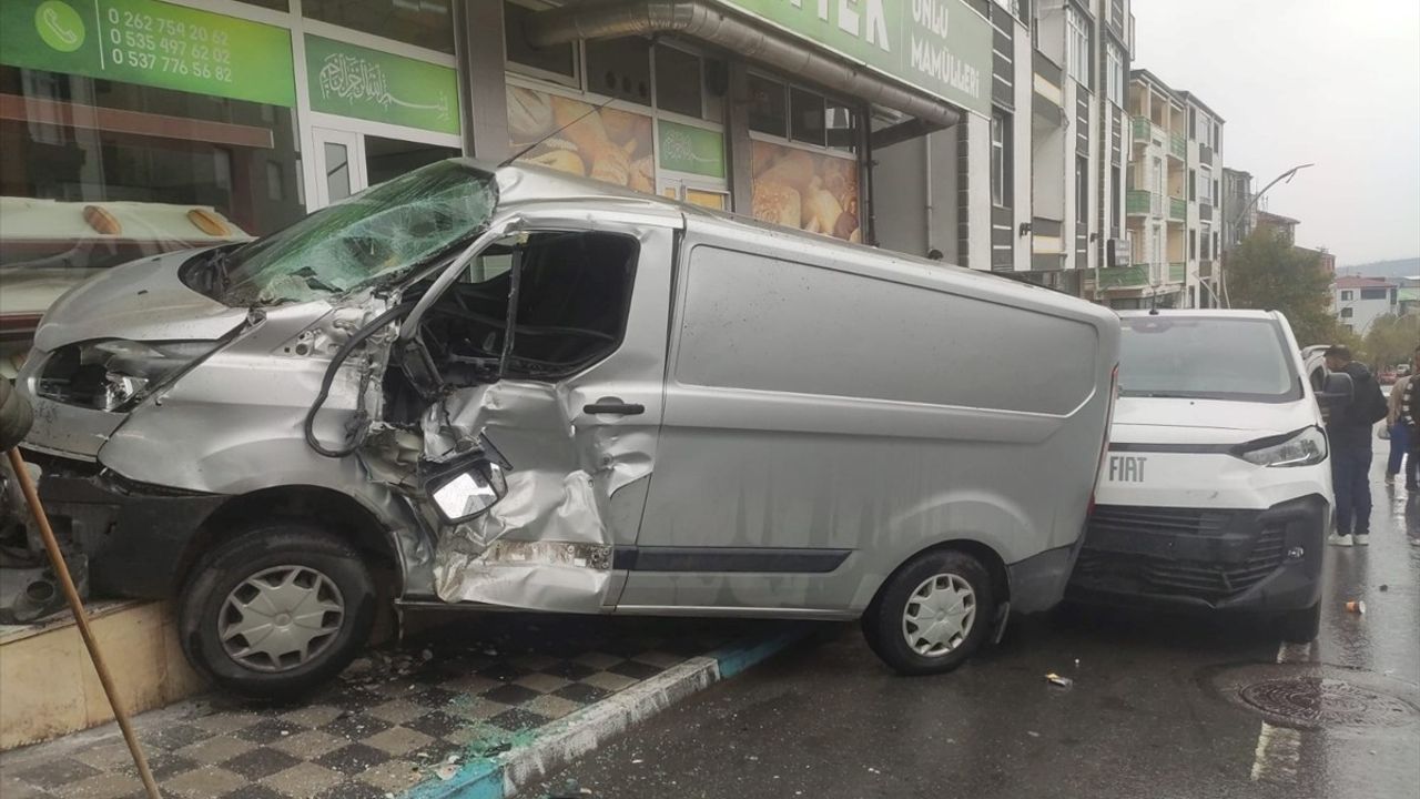 Dilovası'nda freni boşalan sulama tankeri park halindeki 8 araca çarptı