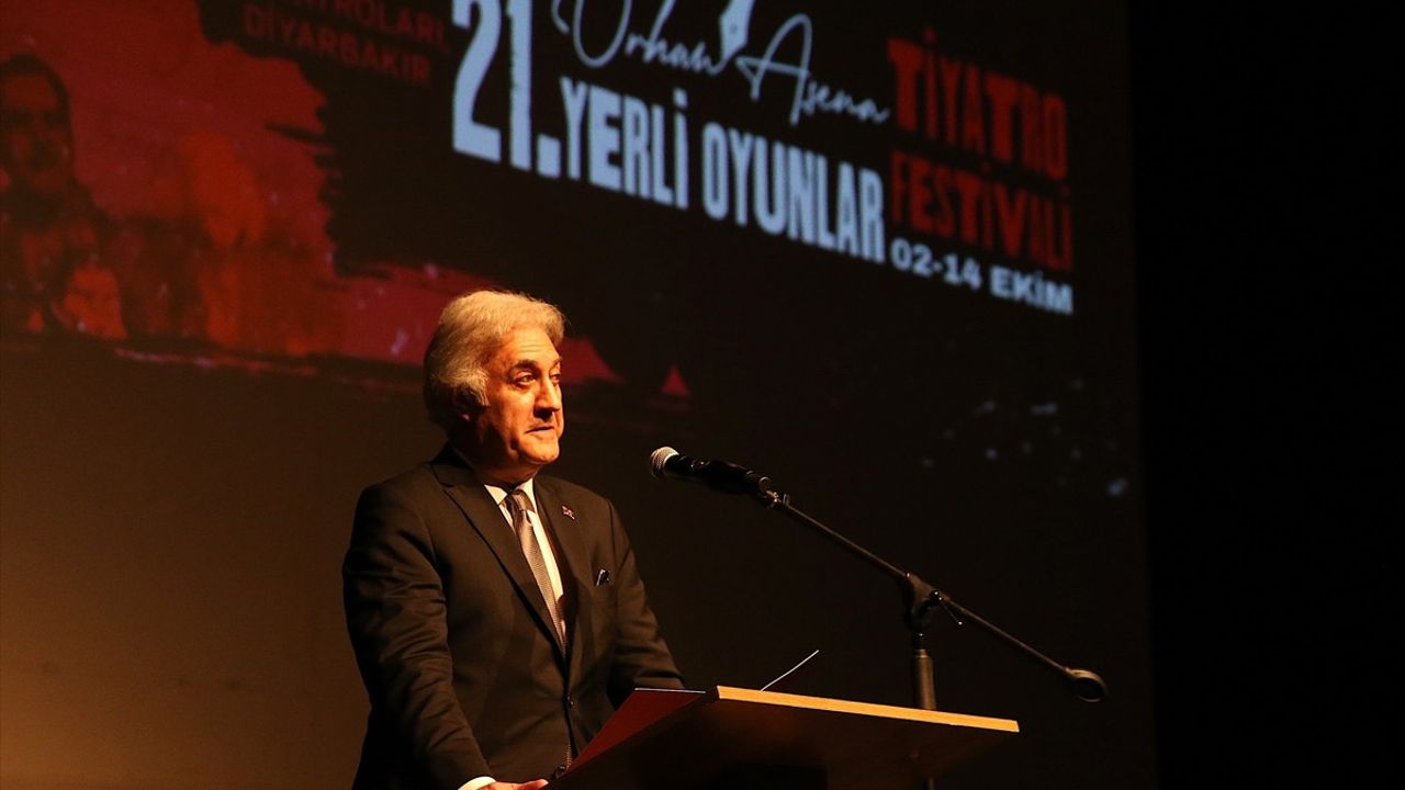Diyarbakır'da 21. Orhan Asena Yerli Oyunlar Tiyatro Festivali "Aşkın Sen Hali" ile başladı
