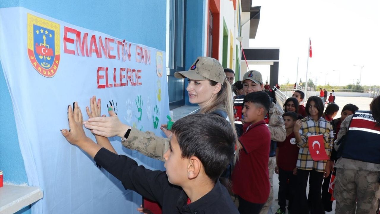 Diyarbakır'da jandarma, Eğil'de kırsal öğrencilerle 29 Ekim'i kutladı