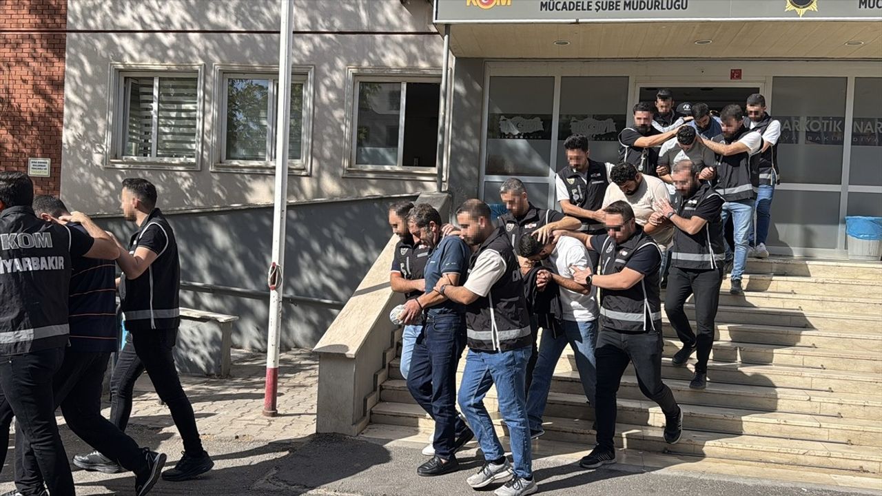 Diyarbakır Merkezli 13 İlde Silah ve Mühimmat Kaçakçılığı Operasyonunda 19 Tutuklama